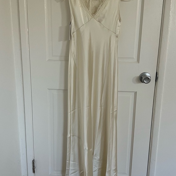 Elegant Ivory Lace Evening Gown - Picture 3 of 5